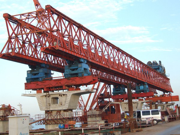 河南三门峡整跨梁架桥机厂家 整跨梁架桥机工程适应性技术解析