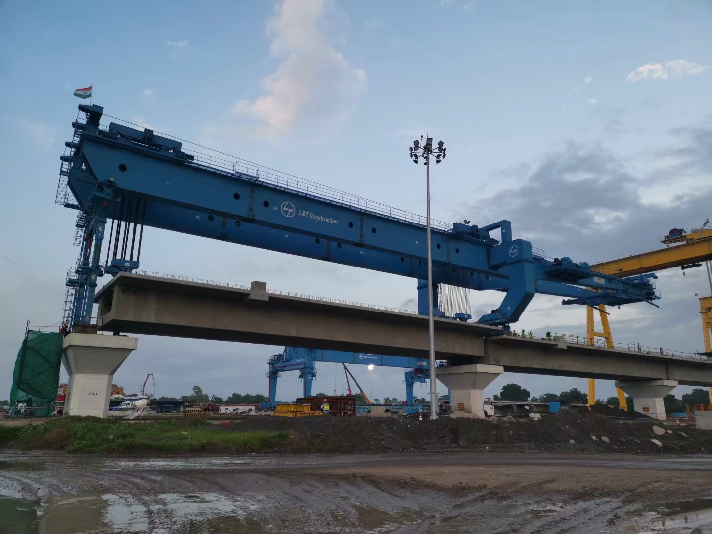 湖南张家界架桥机厂家 轮式过孔型架桥机行走驱动系统解析